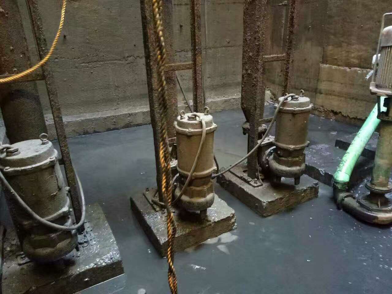 龙江镇污水池清理