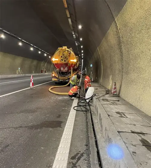 龙江镇隧道排水渠清淤